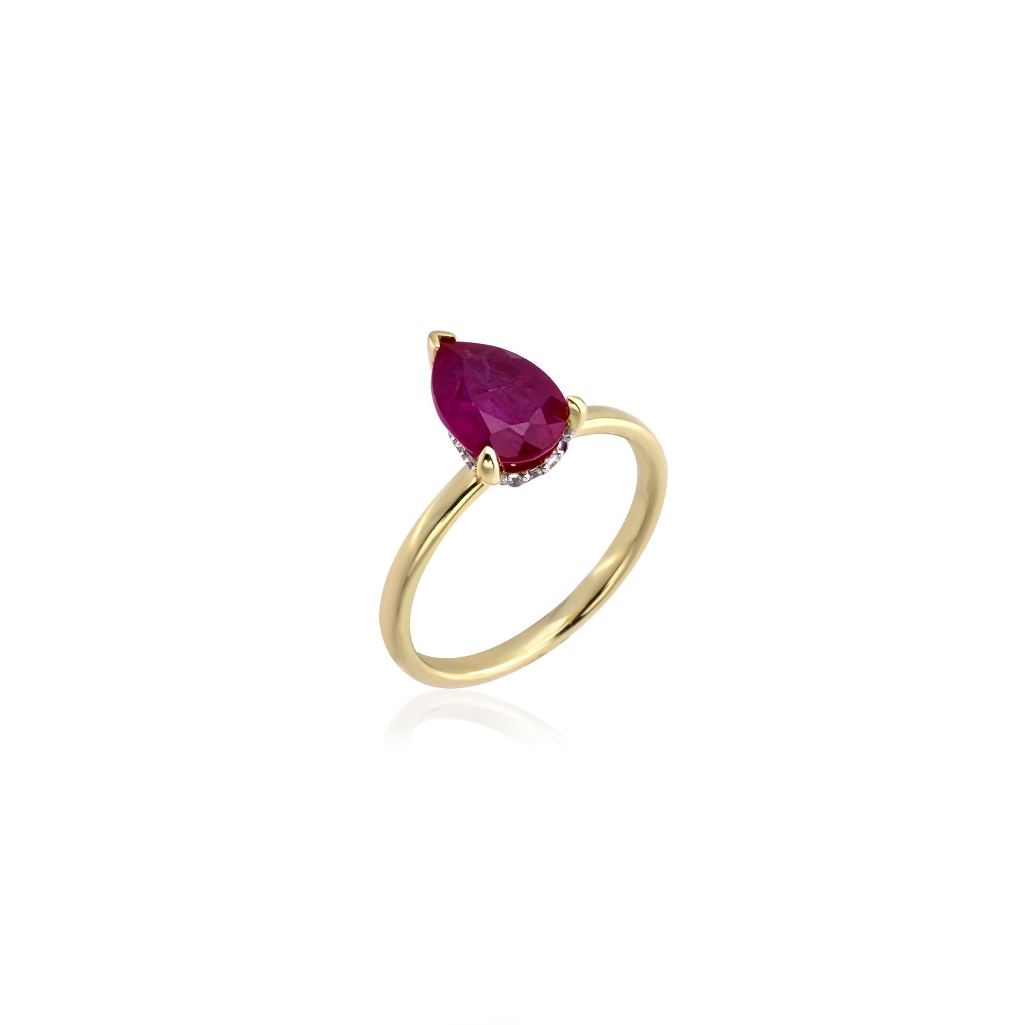 Ortası Nano Burma Ruby Yanları Swarovskı Taşlı Yüzük